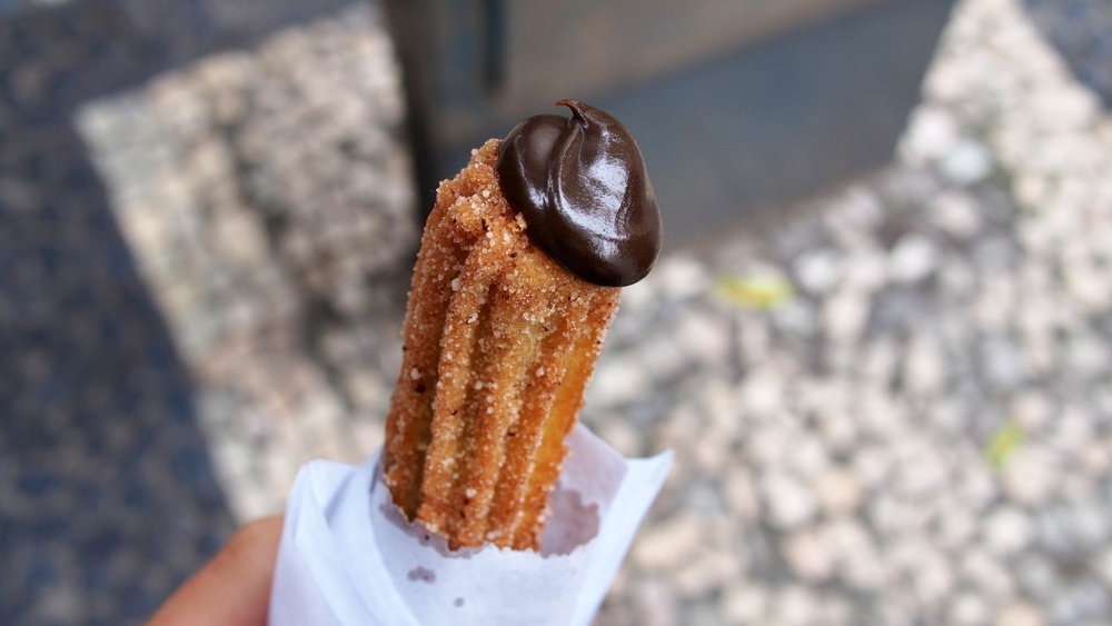 Churro, Brazil: Bạn có thể mua hai chiếc bánh churro với nhân làm từ mứt sữa ngọt ngào với <abbr class=