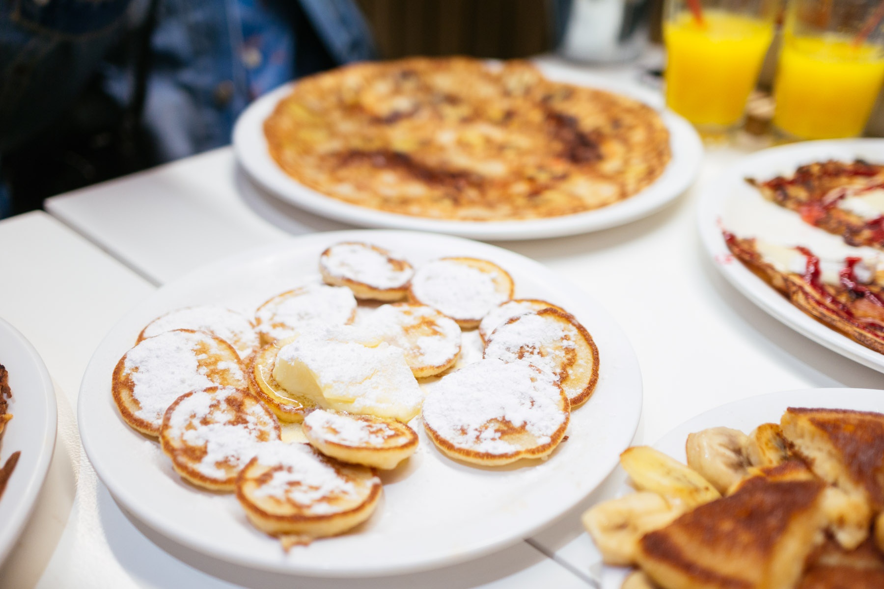 Một khay bánh poffertjes, Amsterdam, Hà Lan: Về cơ bản, đây là những chiếc bánh kếp mini, thêm chocolate và rắc đường. Ảnh: Thatfoodcray.