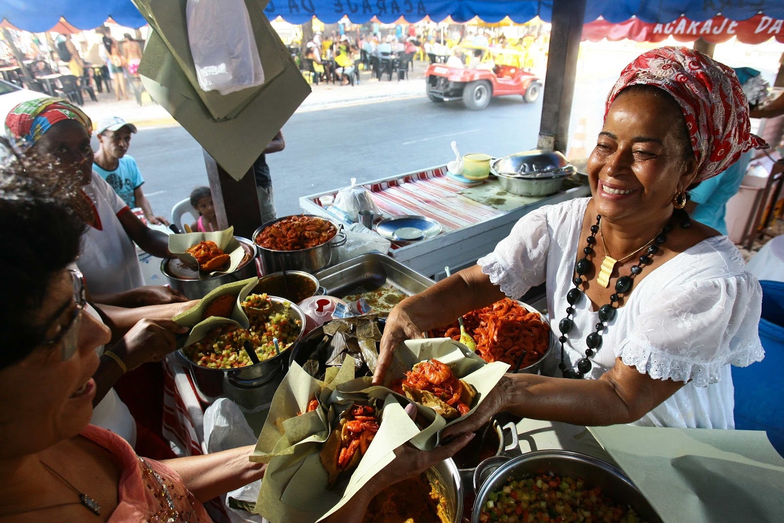 Acarajé, Brazil: Loại bánh đậu rán này được ăn cùng sốt dầu cọ và tôm khô. Ảnh: Apetite.