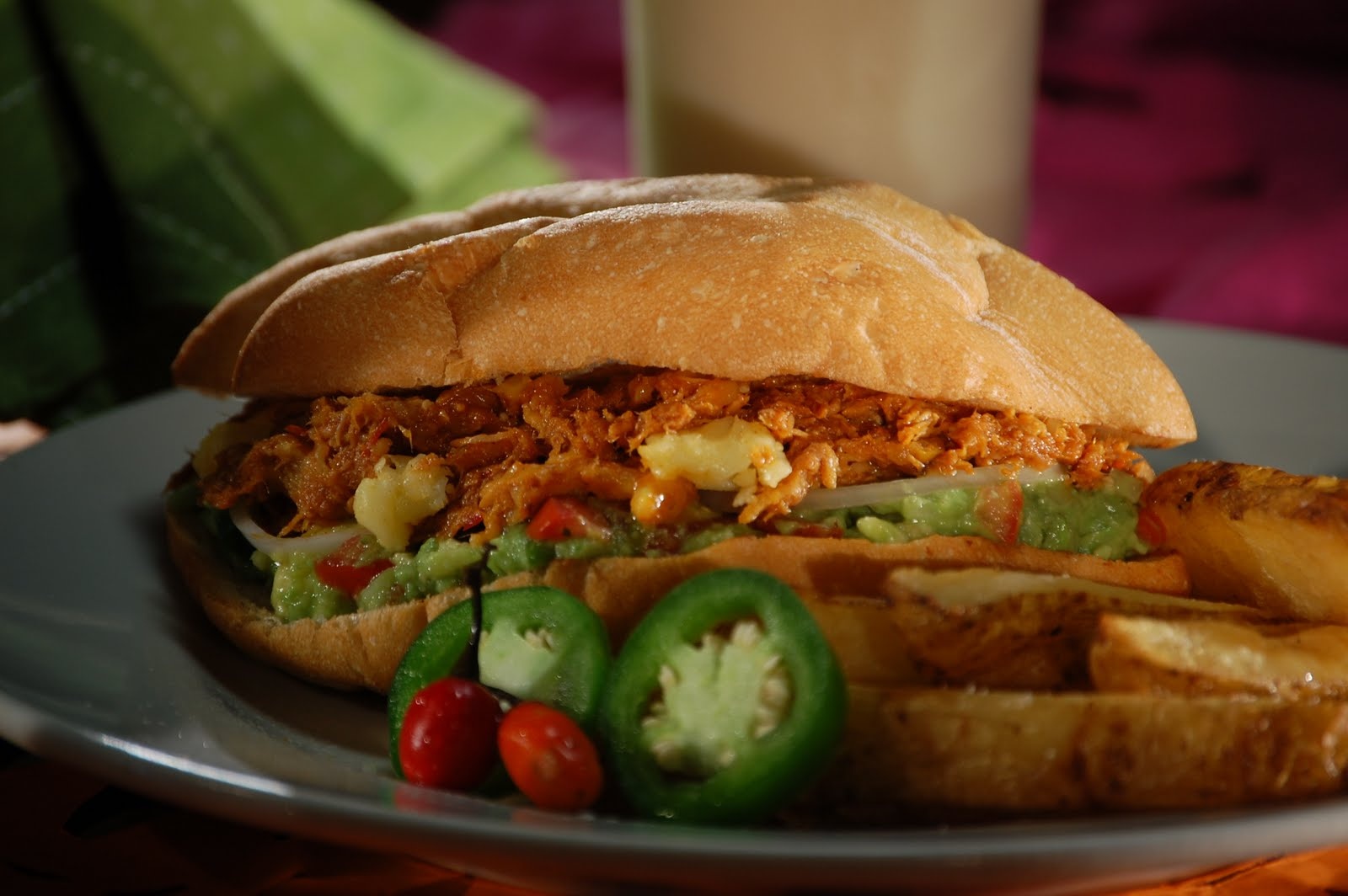 Torta và soda, Mexico: Torta là một loại bánh mì kẹp có vỏ giòn, nhân gồm nhiều nguyên liệu khác nhau, như thịt, trứng hay bơ. Du khách có thể mua một phần có torta và  đồ uống có ga với giá chưa tới <abbr class=