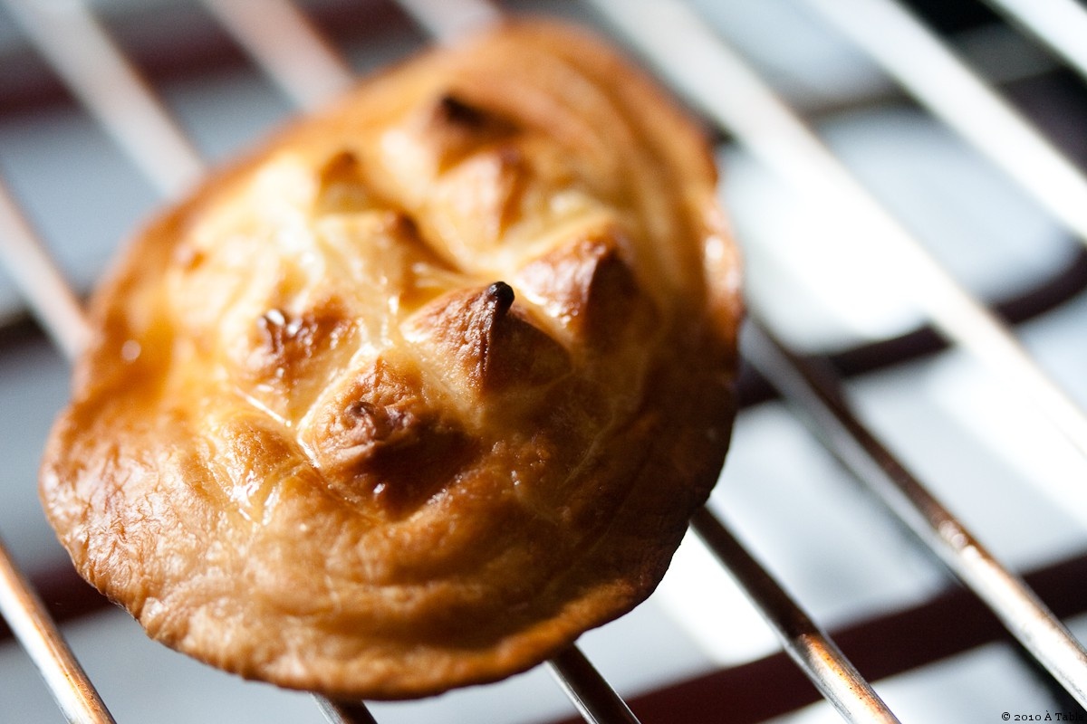 Oscypek, Ba Lan: Oscypek là một loại phô mai truyền thống của Ba Lan, được làm từ sữa cừu thêm muối, sau đó đem hun khói trong 14 ngày. Ảnh: Atable.