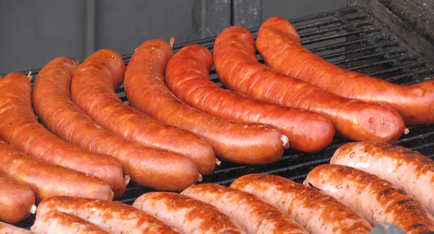 Klobásy, Prague, Cộng hòa Czech: Đây là một loại xúc xích của châu Âu, với màu đỏ đậm đặc trưng và khá cay.  Ảnh: Praguemylove/Blogspot.