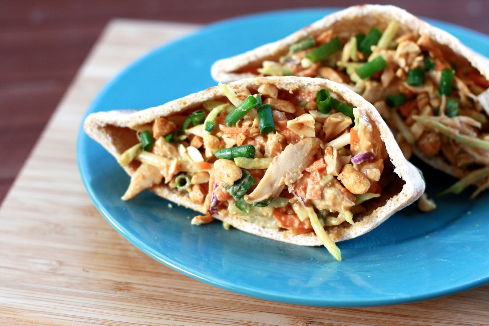 Bánh mì kẹp thịt gà, Railay, Thái Lan: Hãy chọn một trong những xe đồ ăn xuất hiện ở bãi biển vào buổi trưa và thưởng thức món bánh mì kẹp thịt gà ngon tuyệt với giá khoảng <abbr class=