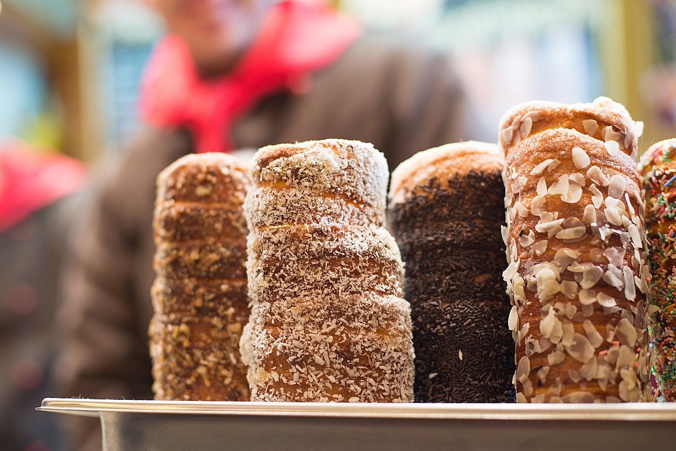 Kürtőskalác, Budapest, Hungary: Kürtőskalác, hay còn gọi là bánh ống khói, là bột được lăn đường và bơ, sau đó nướng trên than hoa cho tới khi có màu vàng hấp dẫn. Khi nướng, lớp đường bên ngoài sẽ chuyển màu và tạo lớp vỏ giòn cho bánh. Ảnh: Nowwhatstheplan.