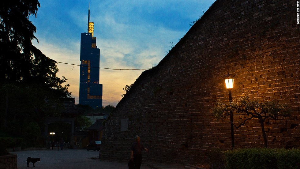 Tháo Zifeng 89 tầng nhìn từ chân thành nhà Minh, tạo ra khung cảnh đối lập giữa cổ điển và hiện đại.