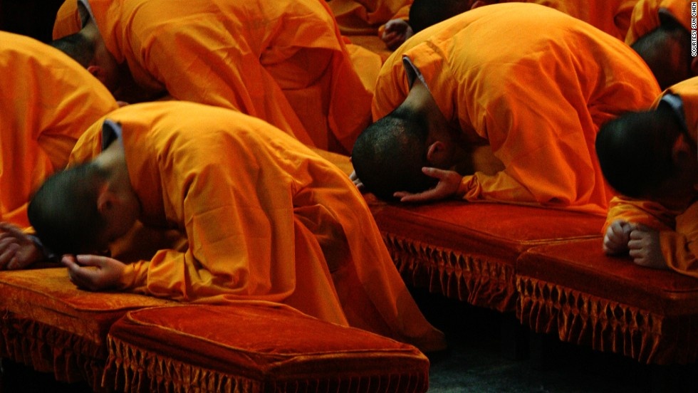 Các nhà sư hành lễ ở đền Jiming.
