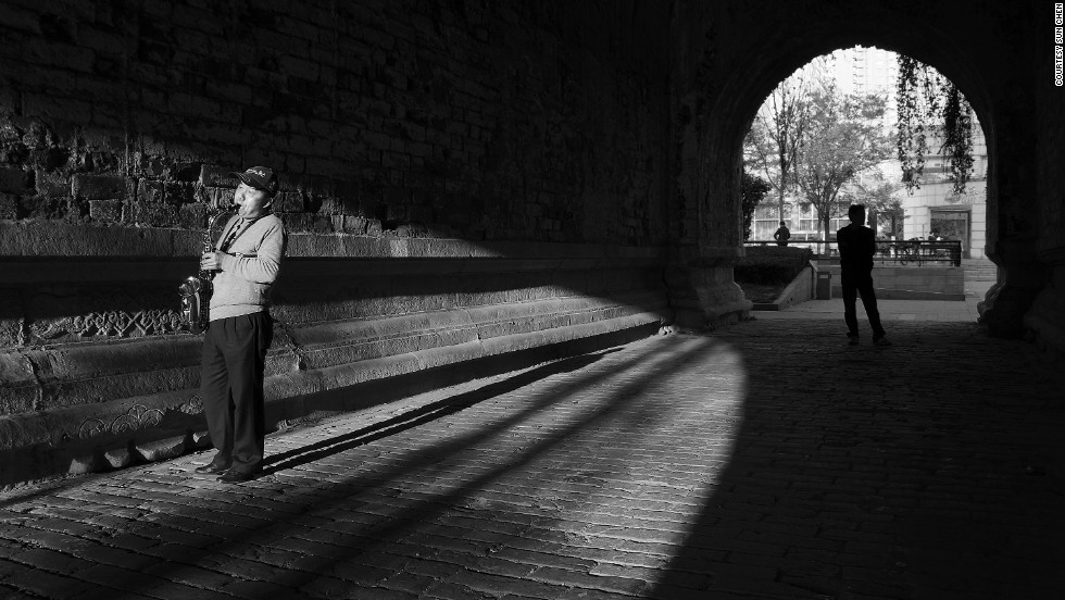 “Những người sống ở Nam Kinh, như tôi, thưởng chịu ảnh hưởng của sự lãng mạn kiểu Trung Hoa cổ. Chúng tôi yêu bình minh, hoàng hôn, lịch sử và những câu chuyện của thành phố”, ông Chen kể.