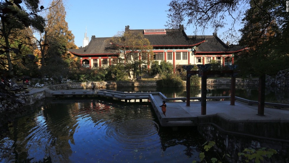 Đại học Normal Nam Kinh với kiến trúc kết hợp hài hòa giữa phương Đông và phương Tây. Vào mùa thu, nhưng cây rẻ quạt chuyển lá vàng, khiến khung cảnh nơi đây càng trở nên lãng mạn.