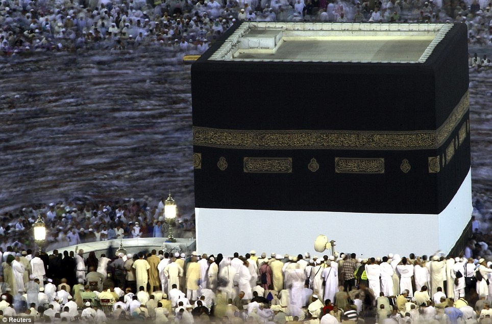 Kaaba cao 15m, rộng 11 m và dài 12 m. Bên trong Kaaba, sàn nhà được lát cẩm thạch và đá vôi. Các bức tường phía trong cao 13 m, rộng 9 m, được phủ đầy gấm vóc và ốp cẩm thạch trắng.