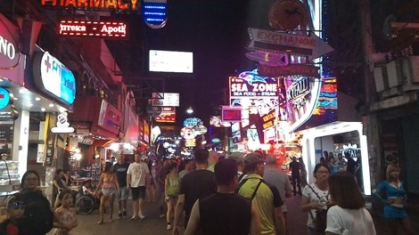 Khung cảnh phố đi bộ của ở Bangkok (Thái Lan), Cảnh sát du lịch luôn ứng trực để tiếp nhận thông tin của du khách. Ảnh. V.THỊNH