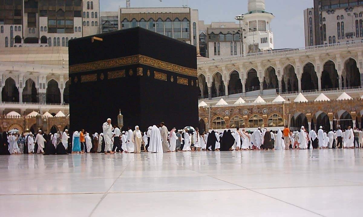 Các tín đồ tin rằng Kaaba do Abraham và Ishmael xây dựng, nhưng được Muhammad tái thiết, và đã qua nhiều lần tu bổ từ thời đó. Công trình này sử dụng đá hoa cương từ những ngọn đồi gần Mecca. Ảnh: Francereview.