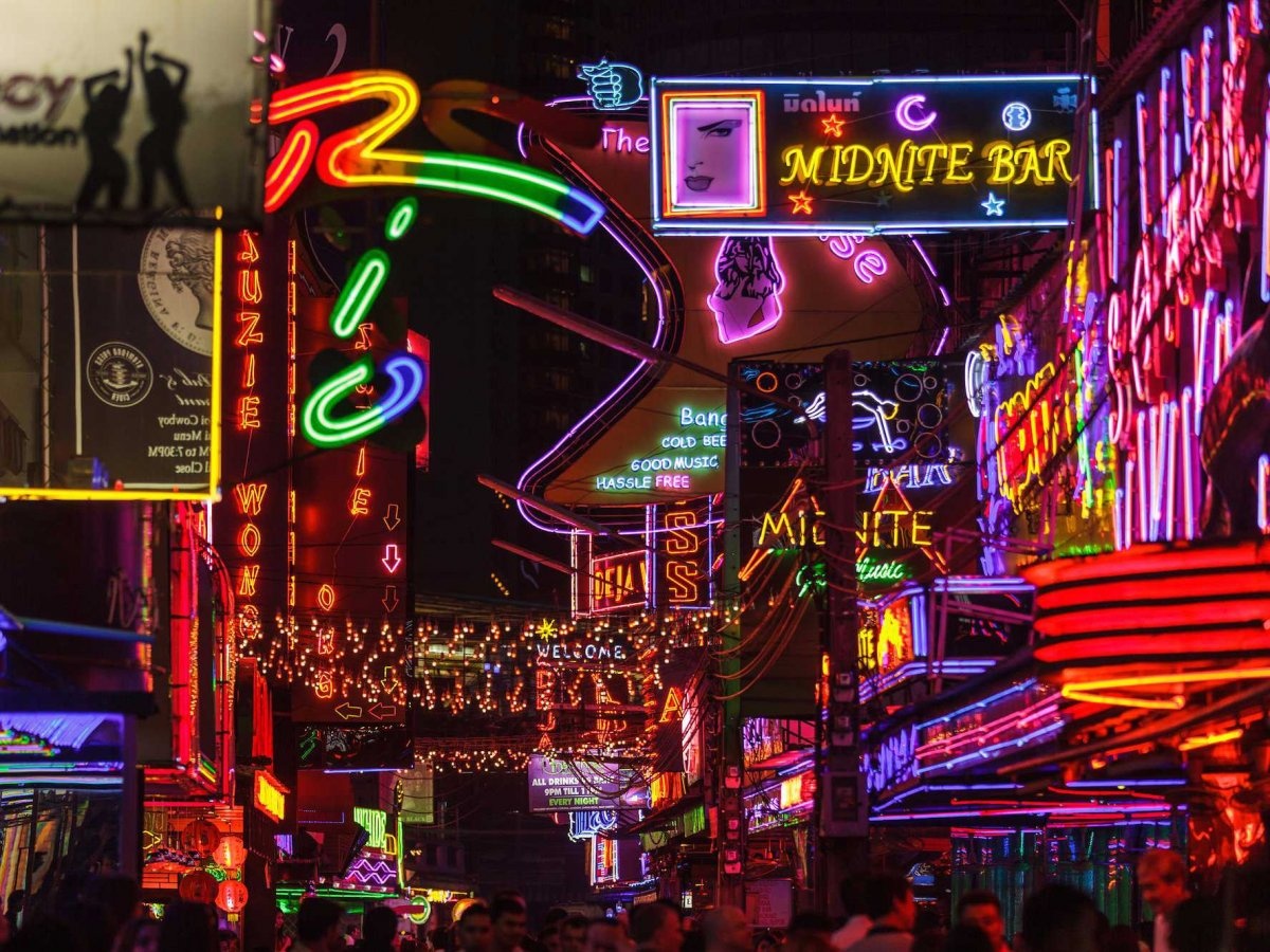 Nhiều du khách thích thú với trải nghiệm ở quận Soi Cowboy của Bangkok, với nhịp sống sôi động và nhiều trò giải trí hấp dẫn.