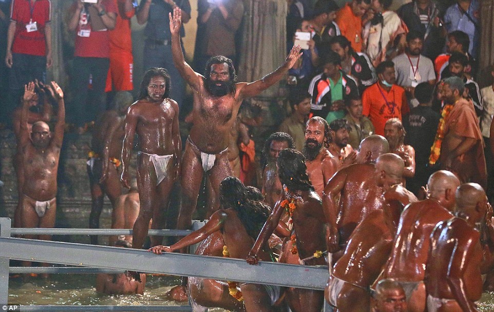 Lễ tắm sông có nguồn gốc từ truyền thuyết đạo Hindu. Tương truyền, vài giọt mật hoa bất tử đã rơi xuống nơi diễn ra lễ hội.