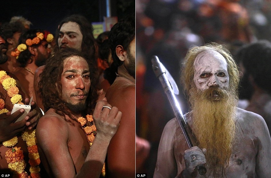 Cả già cả trẻ đều xuống phố ăn mừng lễ hội 12 năm mới có một lần này.