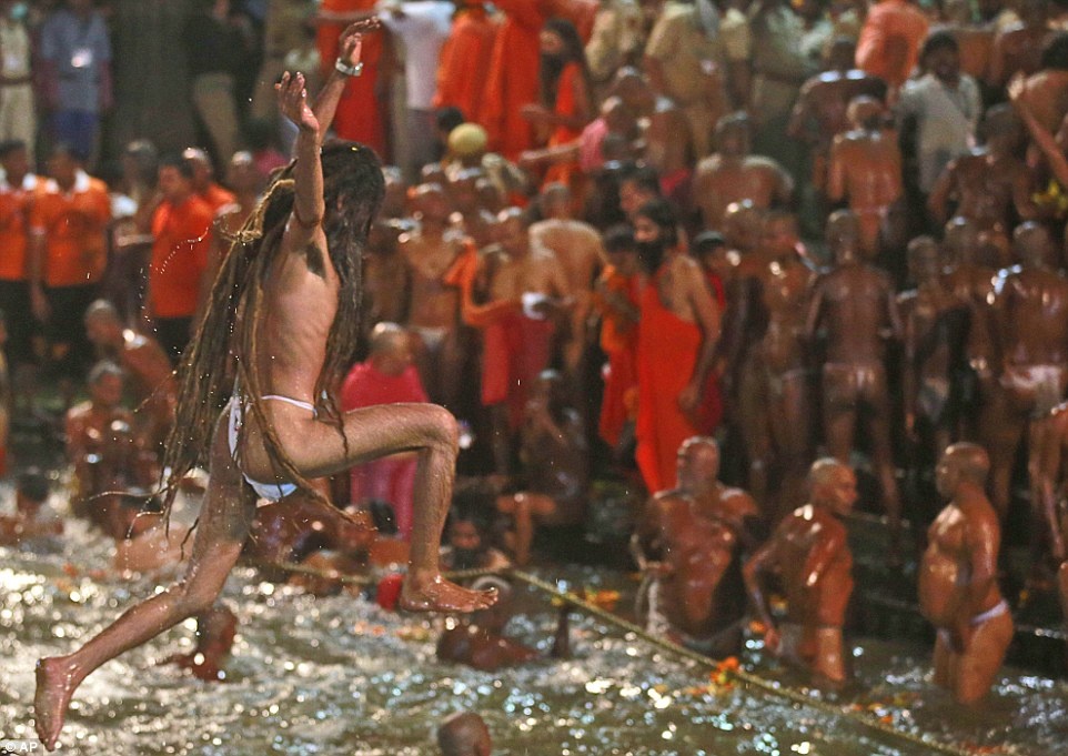 Họ tin rằng nước của con sông thiêng này sẽ giúp gột rửa những tội lỗi đã phạm phải.