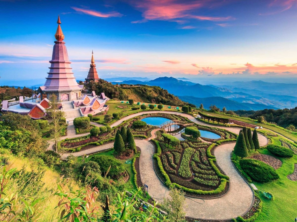 Doi Inthanon là ngọn núi cao nhất Thái Lan. Công viên quốc gia Doi Inthanon (Chiang Mai) nằm ở độ cao 2.565 m so với mực nước biển còn được gọi là “Nóc nhà Thái Lan), với khung cảnh ngoạn mục.