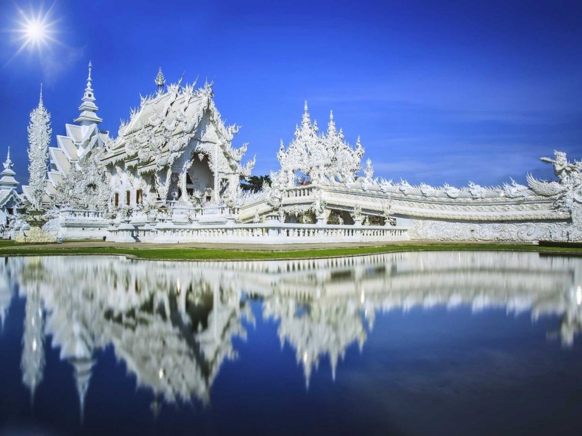 Là một trong những điểm tham quan độc đáo nhất Thái Lan, Wat Rong Khun (đền Trắng) ở Chiang Rai thực ra là một nơi trưng bày các tác phẩm nghệ thuật đương đại dưới dạng một ngôi đền Phật giáo. 