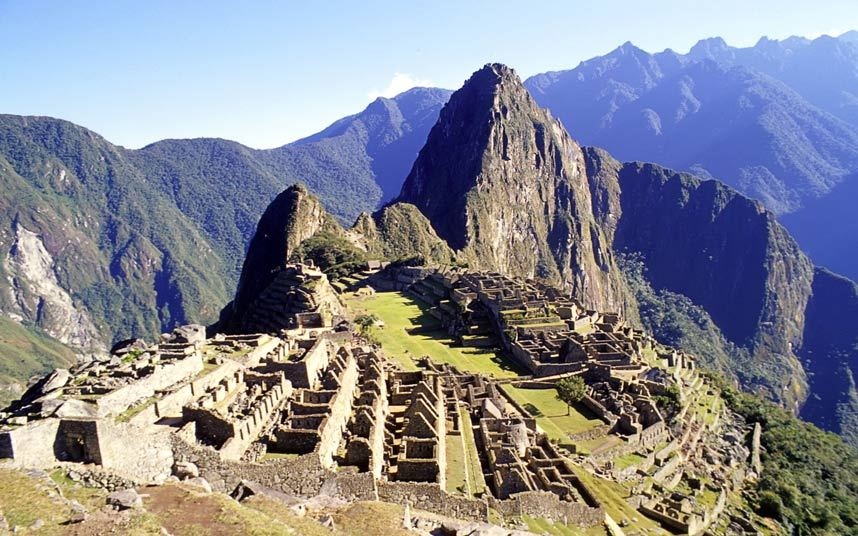 Machu Picchu, Peru: Được nhà sử học người Mỹ Hiram Bingham công bố trước thế giới vào năm 1911, thành phố cổ của người Inca này đã trở thành một trong những điểm đến nổi tiếng nhất thế giới. Thành phố được xây dựng vào thế kỷ 15, nằm giữa những khu rừng cận nhiệt đới xanh tươi với hệ động thực vật phong phú. Tại đây có nhiều cổ vật quý giá cho ta hiểu thêm về nền văn minh bí ẩn của người Inca.