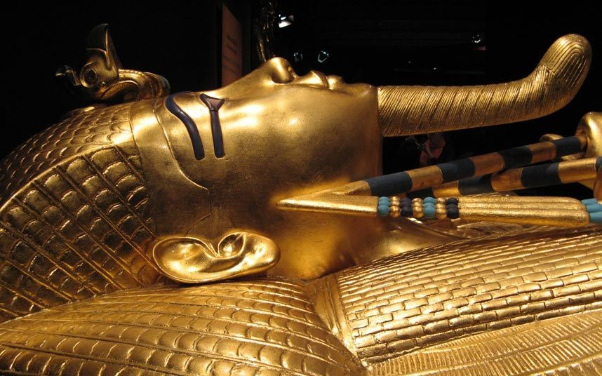 Lăng mộ Tutankhamun, Ai Cập: Lăng mộ của vị Paraoh nổi tiếng này được phát hiện năm 1922, tạo nhiều sự quan tâm trở lại với Ai Cập cổ. Mặt nạ chôn cất của Tutankhamun hiện được trưng bày ở bảo tàng Cairo, nhưng đã trở thành một biểu tượng cho Ai Cập. Xác ướp của Paraoh này vẫn nằm trong lăng mộ ở Thung lũng các vị vua, gần Luxor. 