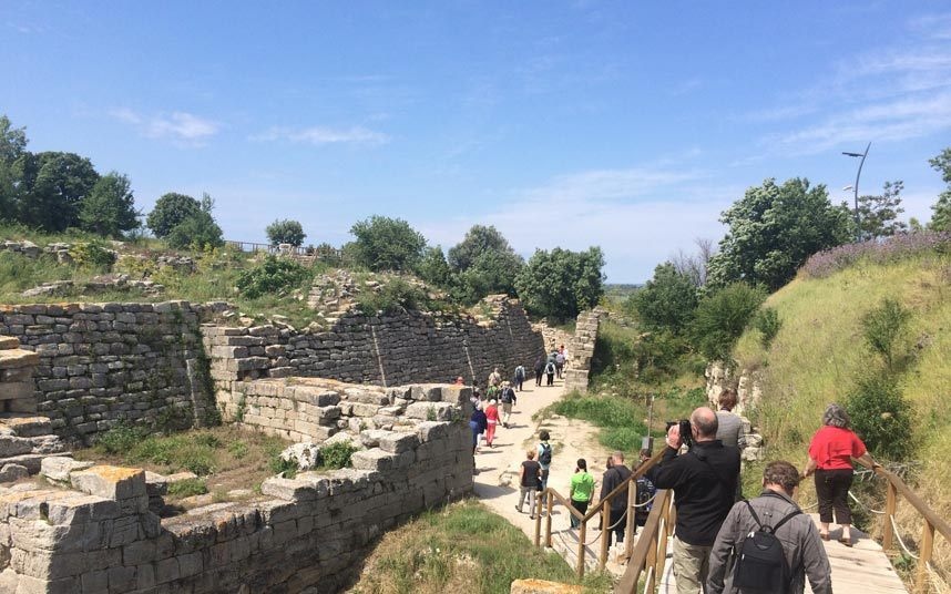 Thành Troy, Thổ Nhĩ Kỳ: Di tích của Troy, thành phố từng nằm ở trung tâm của một trong những cuộc chiến nổi tiếng nhất lịch sử, nằm ở Hisarlik, được phát hiện vào năm 1865 và trở thành điểm đến yêu thích của nhiều du khách.