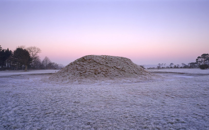 Sutton Hoo, Anh: Các nhà khảo cổ bắt đầu khai quật nghĩa địa tàu ở gần Woodbridge này vào năm 1939, tìm được nhiều cổ vật quan trọng về lịch sử thời tiền trung cổ. Một số hiện vật hiện được trưng bày ở bảo tàng Anh, nhưng khu chôn cất vẫn ở Sutton Hoo.