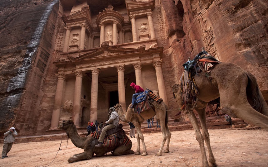 Petra, Jordan: Vị trí ẩn sâu giữa dãy núi Shera khiến Petra ngủ vùi suốt 200.000 năm trước khi được phát hiện vào năm 1812.  Thành cổ  này là công trình của vương quốc Nabatea xây dựng vào thế kỷ đầu trước Công nguyên. Nhà thám hiểm người Thụy Sĩ Johann Ludwig Burckhardt đã tìm ra thành phố này trong hành trình xuyên Trung Đông.