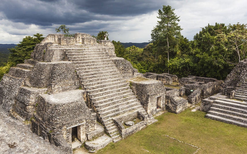 Caracol, Belize: Là thành phố lớn của người Maya vào thời hoàng kim, giờ nằm ở phía đông Belize, Caracol lụi tàn vào khoảng năm 950 sau Công nguyên. Những thợ đốn gỗ đi tìm gụ đã phát hiện ra di tích của Caracol vào năm 1937. Giờ đây, nơi này là khu khảo cổ lớn nhất và là một trong những điểm đến quan trọng nhất Belize. Khu đền chính cao hơn 41 m so với mặt đất. 