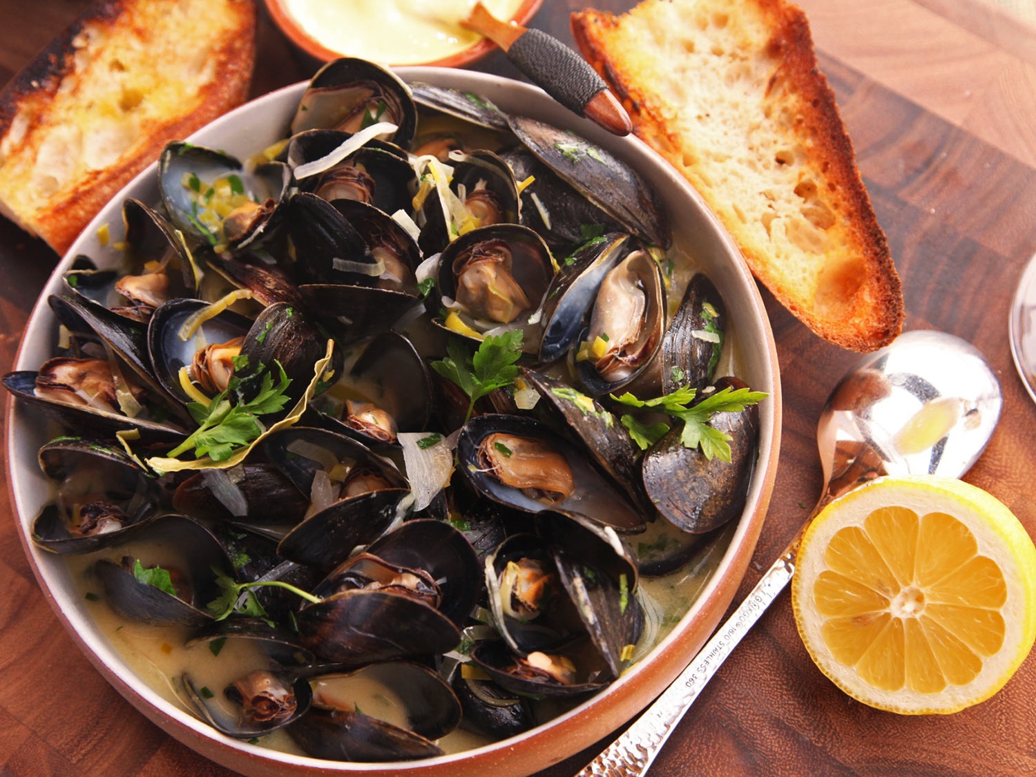 Ẩm thực: Chile nổi tiếng với những bữa trưa được ví như “bữa ăncủa vua”. Với những nguyên liệu độc đáo, cách chế biến đặc biệt và giá cả dễ chịu, những món ăn này sẽ làm du khách hài lòng mà không lo cháy túi.  Ảnh: Marcopoloseafood.