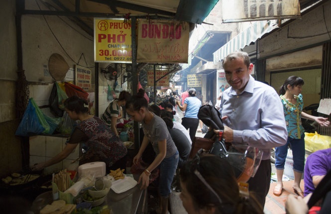 Cởi chiếc áo vét công sở, đại sứ Poirier hòa mình vào không khí bình dân ở Hà Nội - Ảnh: Việt Dũng