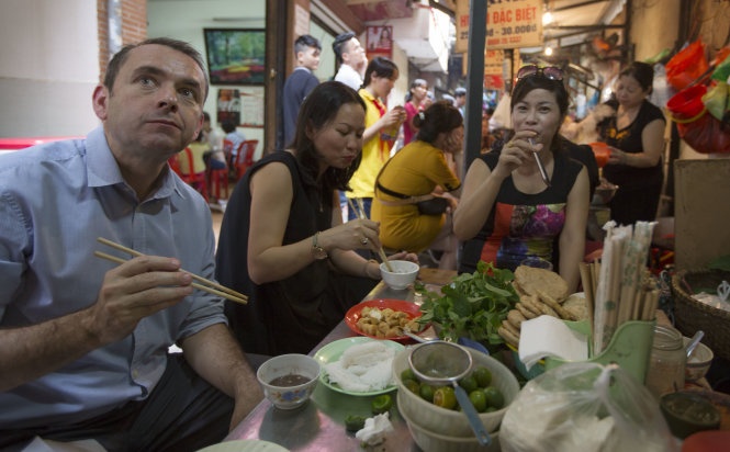 Dai su Phap an bun dau mam tom o ngo cho binh dan hinh anh
