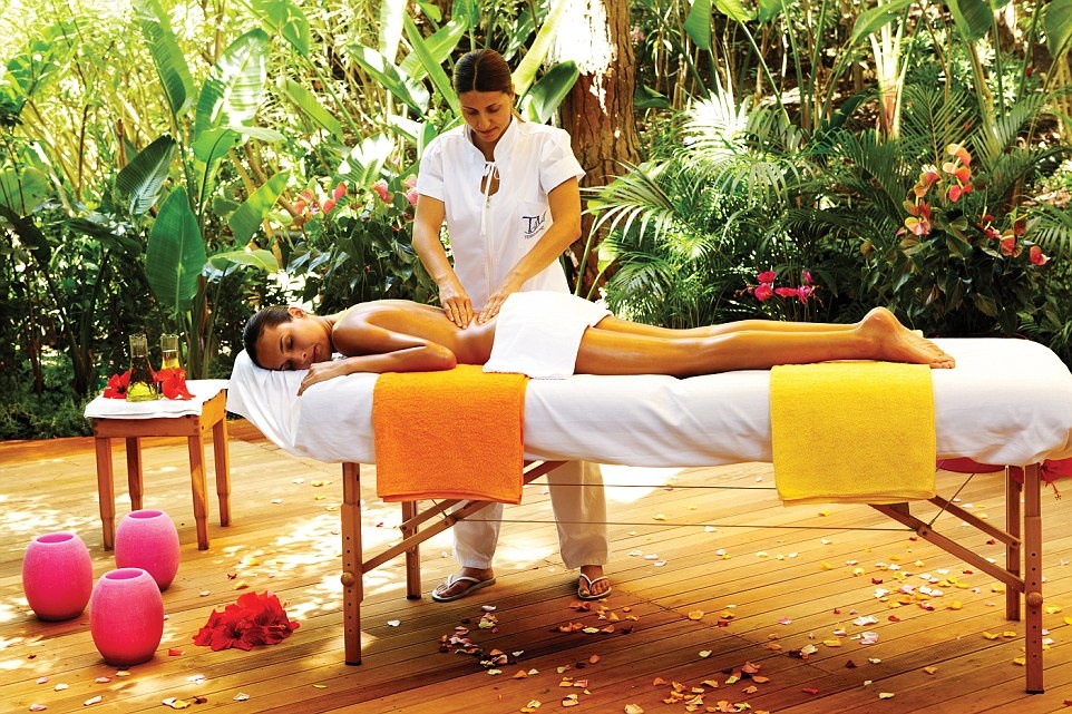 Spa chăm sóc sức khỏe tốt nhất - Khu nghỉ dưỡng Forte Village: Spa Acquaforte Thalasso thuộc Forte Village chuyên về liệu pháp tắm biển, sử dụng nước biển, muối, bùn và cát.