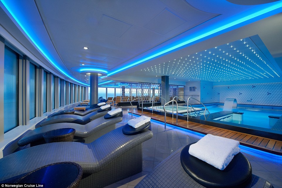 Ngoài ra, spa này còn cung cấp đủ mọi dịch vụ, từ massage tới làm trắng răng, với khung cảnh tuyệt đẹp của biển cả.