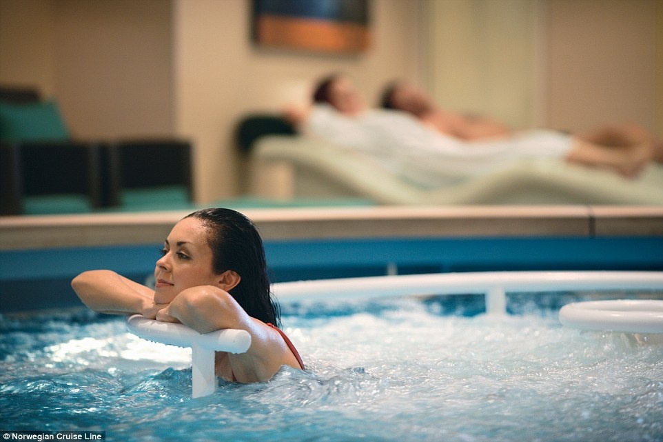 Trước hoặc sau trị liệu, du khách có thể thư giãn ở bể bơi hoặc bể xoáy.