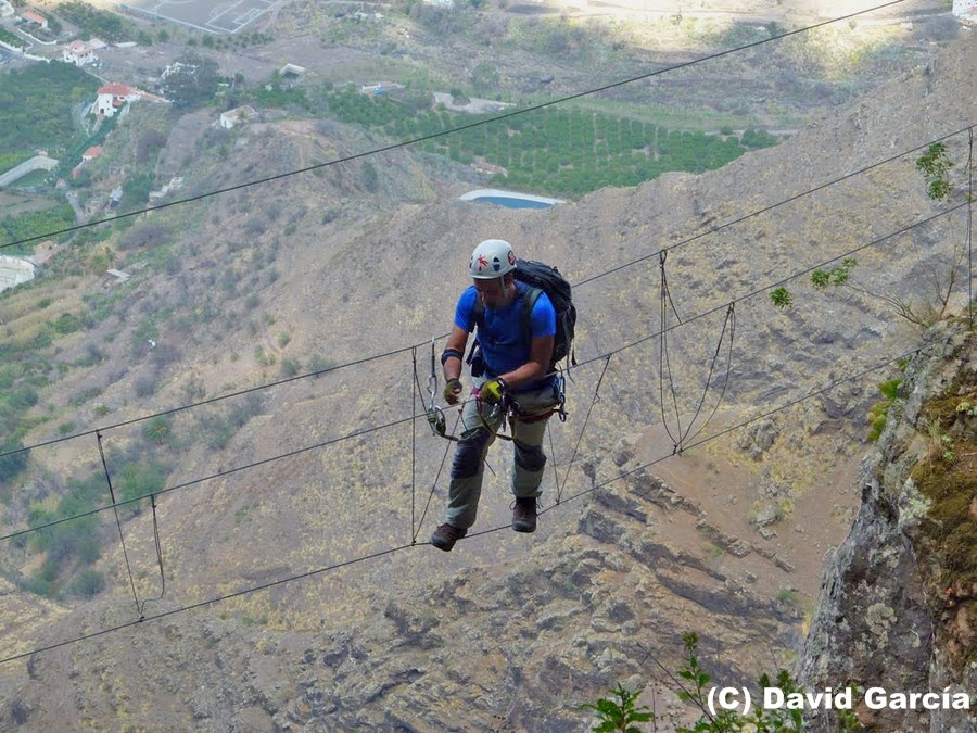 Đoạn đường dài 7,5 km này thử thách kỹ thuật và thể lực của du khách. Bạn sẽ phải đi qua một cầu treo, một thang dây bắc ngang các khối đá hiểm trở.
