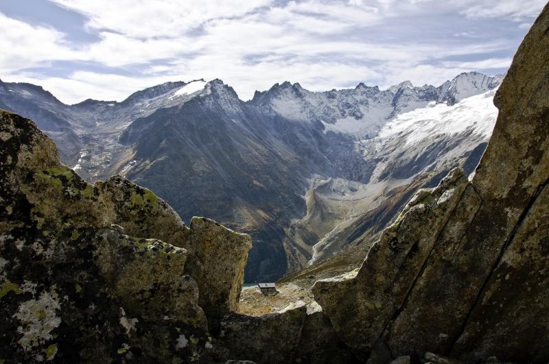 Bergsee, Göschenen, Thụy Sĩ: Đường này nổi tiếng với tháp đá có hình dáng như một chú cá sấu, hút khách bởi vẻ đẹp hoang sơ của thiên nhiên trên dãy Alps.  Ảnh: Sylweczka/Flickr.