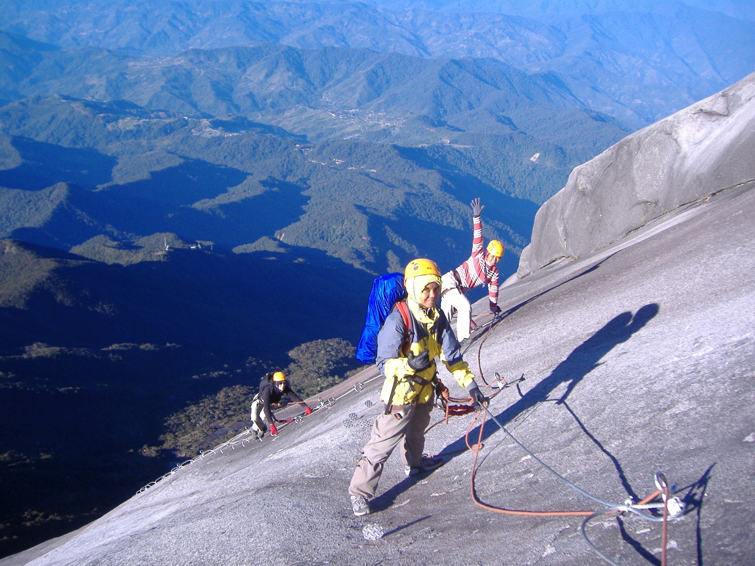 Núi Kinabalu, Borneo: Nằm ở độ cao 3.776 m so với mực nước biển, đây là một trong những tuyến đường mạo hiểm cao nhất thế giới. Ảnh: Malaysiavoyage.