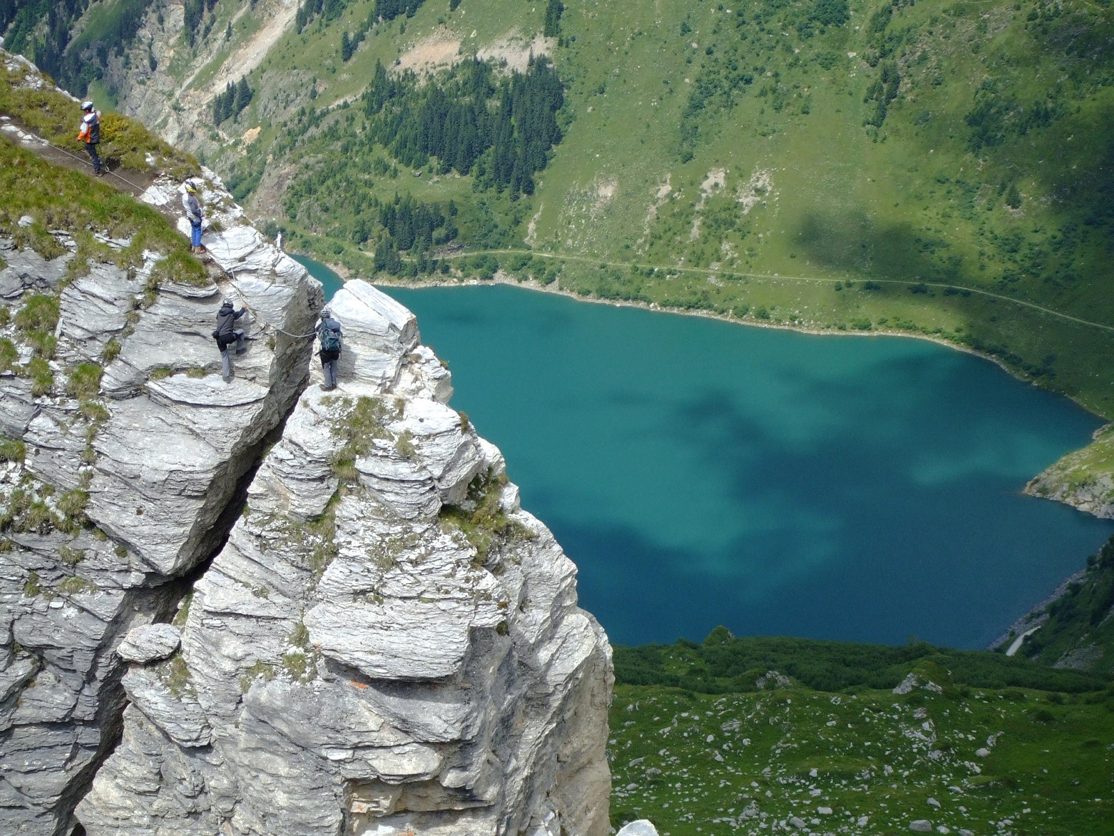 Tuy nhiên, những người quyết định khám phá nơi này không được sợ độ cao, do tuyến đường có nhiều đoạn cầu dây cheo leo trên vực thẳm. Ảnh: Savoie-mont-blanc.