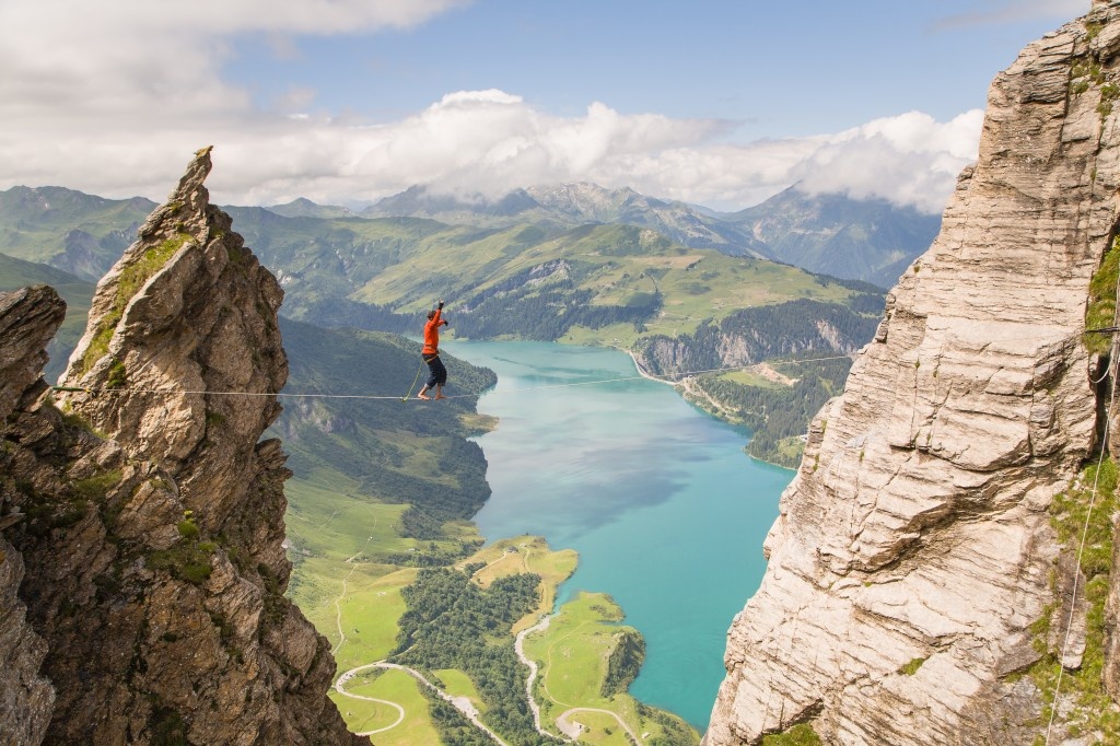 Roc du Vent, Savoie, Pháp: Nhìn xuống vùng Lac de la Gittaz in Savioe, tuyến đường này cho du khách thỏa sức ngắm nhìn khung cảnh tuyệt đẹp của nước Pháp.  Ảnh: Juliendorol-photos.
