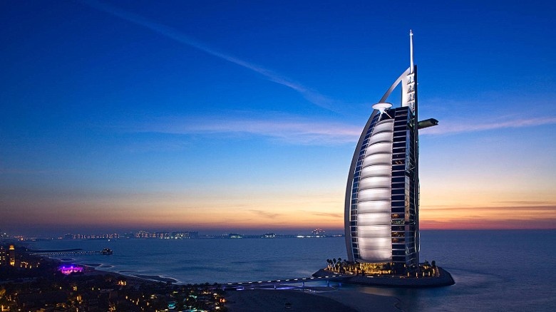 Phòng tầng cao của khách sạn Burj Al Arab: Có thể nói Buji Al Arab là biểu tượng không chính thức của  Dubai, cao hơn tháp Eiffel, với dạng cánh buồm tinh tế, độ sang trọng và xa hoa hàng đầu thế giới.