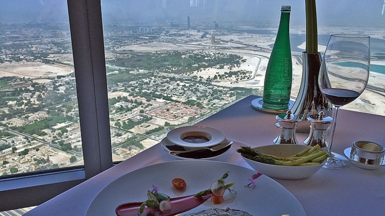 Nhà hàng At.mosphere ở Burj Al Khalifa sẽ cho du khách trải nghiệm những món ăn tuyệt hảo và ngắm nhìn thành phố từ độ cao 410 m.