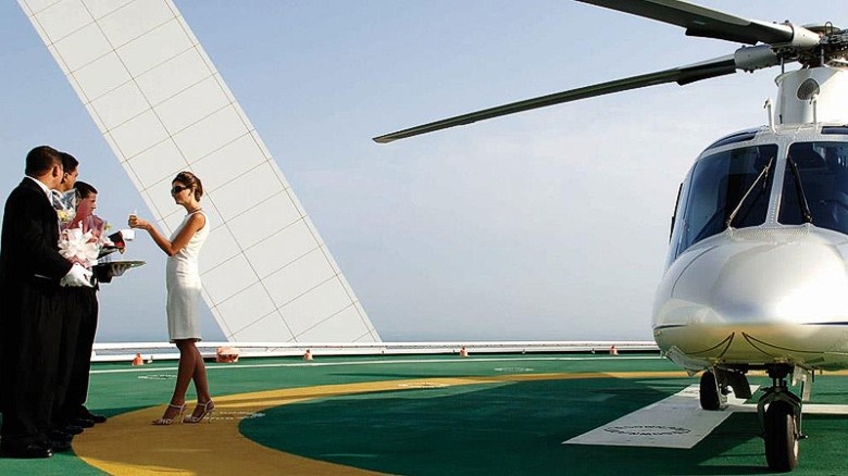 Du khách sẽ được tham quan, đi lại trong thành phố trên những chiếc Rolls-Royce trắng sang trọng do khách sạn cung cấp.