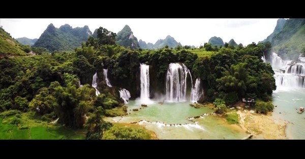 Vẻ đẹp hùng vĩ của thác Bản Giốc.