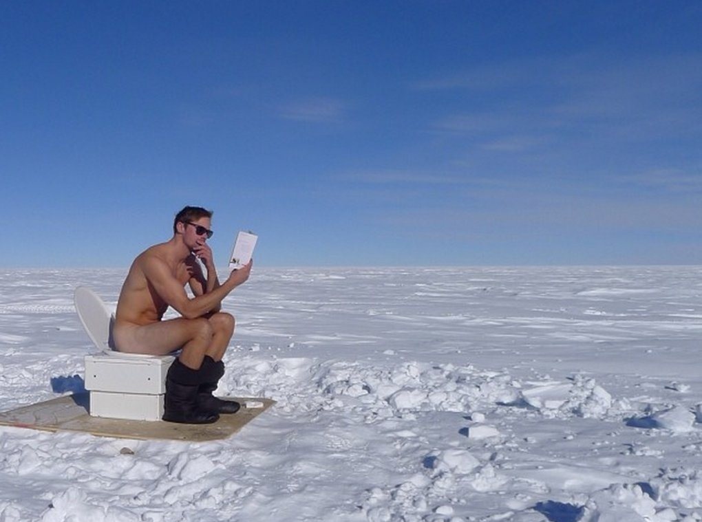 Nam Cực: Diễn viên người Thụy Điển, Alexander Skarsgard, dành thời gian thư thả đọc sách khi “giải quyết nhu cầu” ở Nam Cực. Anh đi ngang toilet lạ lùng này khi tham gia chương trình “Walking with the Wounded” (Đi cùng người bị thương) để quyên tiền cho các chiến sĩ gặp nạn.