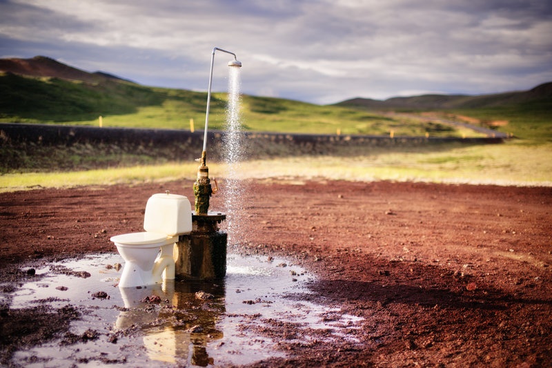 Núi lửa Krafla, Iceland: Toilet và vòi hoa sen độc đáo này lấy nước từ một suối nước nóng ở núi lửa Krafla gần hồ Myvatn. Nơi này khá lộ liễu, nhưng du khách có thể ngắm nhìn cảnh đẹp hùng vĩ của Iceland, nơi được tạo nên bởi các hoạt động núi lửa.