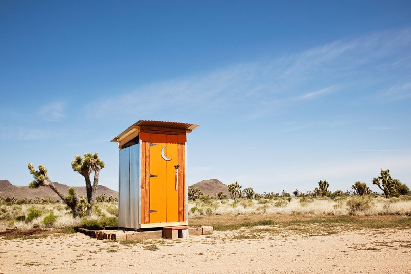 Khu bảo tồn quốc gia Mojave, California, Mỹ: Toilet có màu cam nổi bật này nằm giữa sa mạc Mojave khô cằn, cho du khách thoải mái “giải quyết” trong lúc ngắm nhìn những đụn cát trùng điệp và các cao nguyên rộng lớn, tránh khỏi ánh nắng gay gắt của vùng đất này.