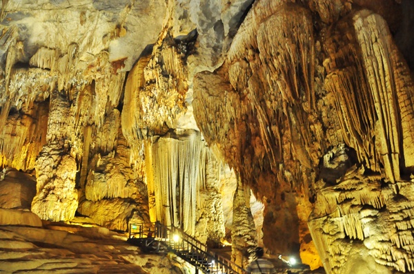 Kham pha 'hoang cung trong long dat' Quang Binh hinh anh