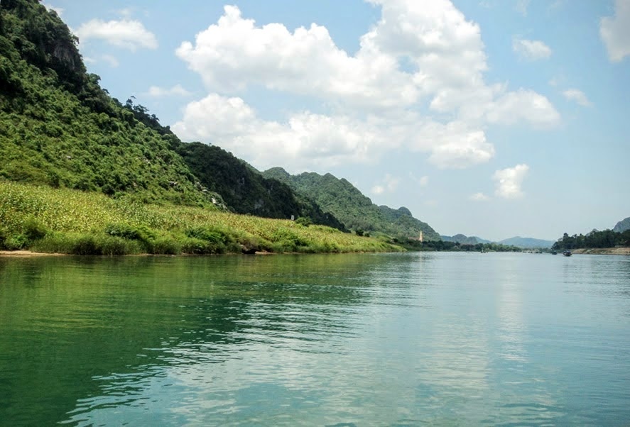 Sông Son hiền hòa ven đường 20 Quyết Thắng.