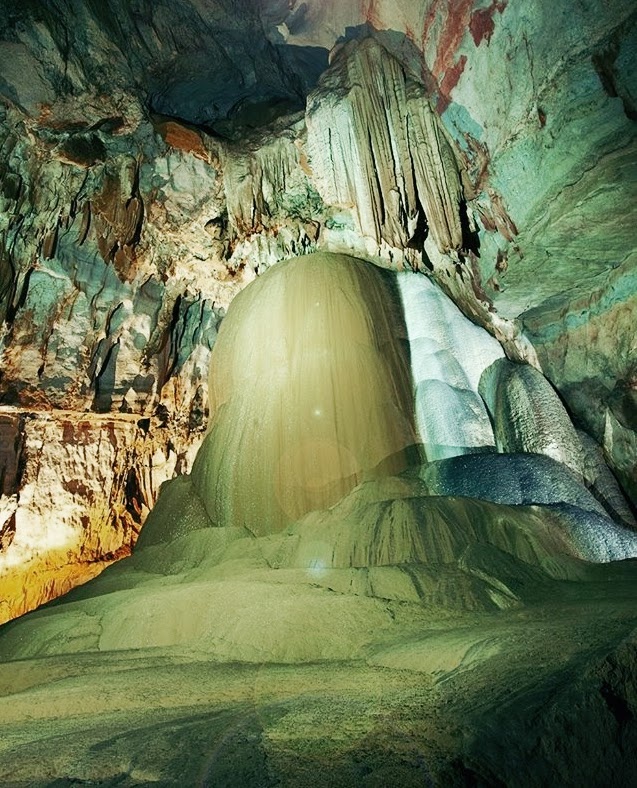 Những khối thạch nhũ khổng lồ.