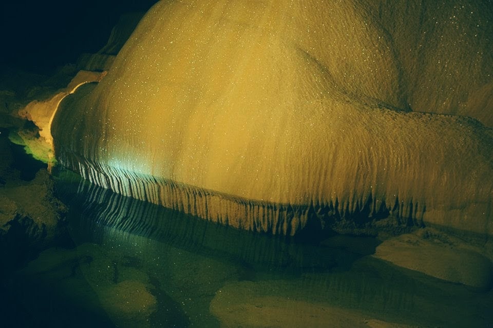 Tiếng nước nhỏ trong hang động đem lại cảm giác tĩnh tâm cho chúng tôi.