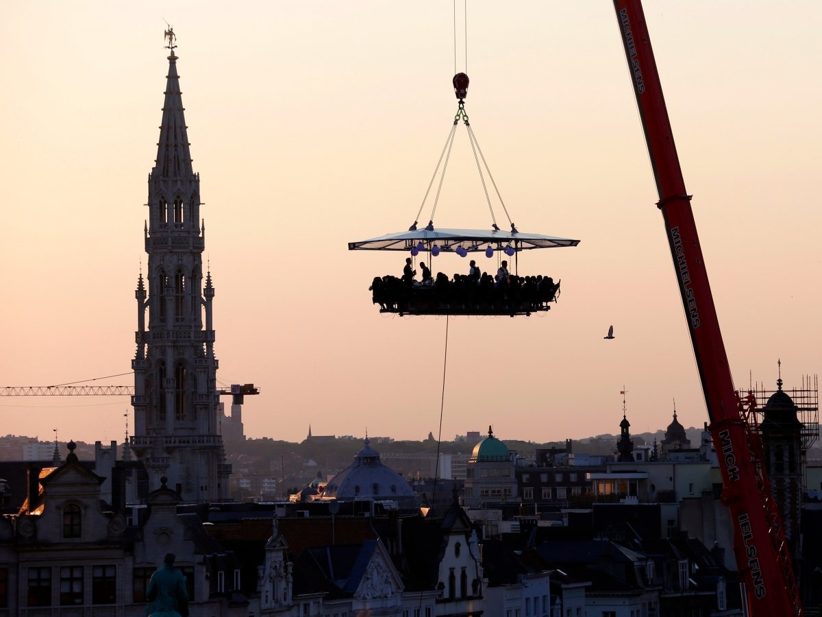 Dinner in the Sky (Bữa tối trên trời) phục vụ bữa tối cho du khách trong lúc lơ lửng trên bầu trời Brussels, Bỉ. Ngày nay, du khách có thể tìm thấy nhiều nhà hàng tương tự ở các quốc gia trên thế giới.